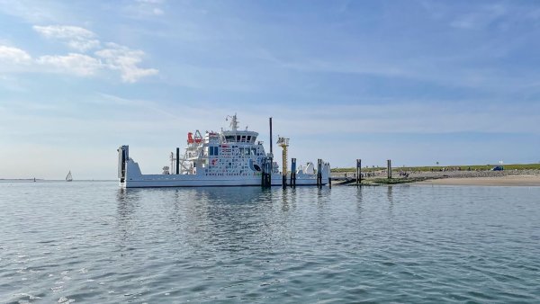 Zwischen Norderney und Norddeich gibt es eine neue tägliche Autofährverbindung mit der «Meine Fähre 1». - © Woltmann/meine-faehre.de/dpa-tmn