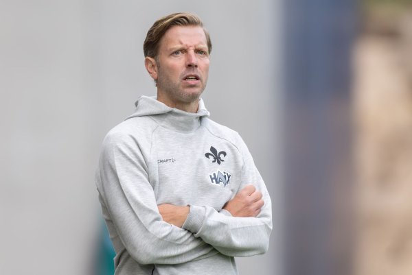 Darmstadts Trainer Florian Kohfeldt freut sich auf das Spiel auf Schalke. - © Jürgen Kessler/dpa