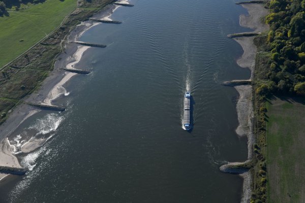 Die Umweltschutzorganisation Greenpeace hat in Proben aus dem Rhein erneut Plastikpartikel im Wasser entdeckt. (Archivfoto) - © Henning Kaiser/dpa