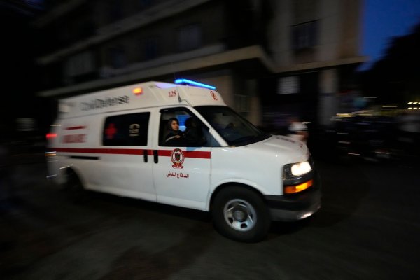 Dutzende Krankenwagen sind nach den Explosionen im Libanon im Einsatz - © Hassan Ammar/AP/dpa