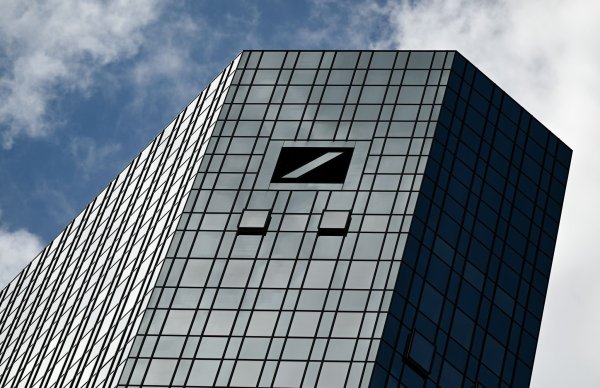 Die Deutsche Bank investiert in Beratung per Video und Telefon - und schließt kleinere Filialen (Archivfoto). - © Arne Dedert/dpa