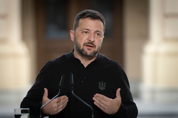 Der ukrainische Präsident Wolodymyr Selenskyj fordert mehr Tempo bei versprochenen Lieferungen von Flugabwehrwaffen. (Archivbild) - © Efrem Lukatsky/AP/dpa