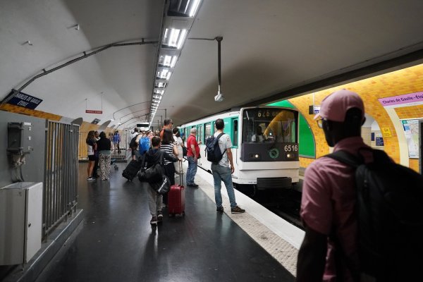 Die Verkehrsbetriebe im Großraum Paris lichten den Tarifdschungel radikal: Während Vorortbewohner weniger zahlen müssen, wird es für Touristen mitunter teurer. (Archivbild) - © Marcus Brandt/dpa