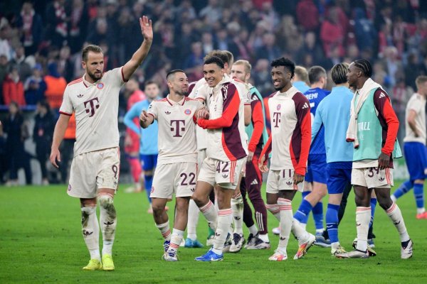 Harry Kane (l) jubelt als Mann des Abends. - © Peter Kneffel/dpa