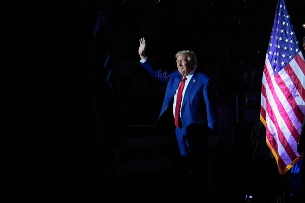 Nach einem mutmaßlich versuchten Attentat kehrt der republikanische US-Präsidentschaftskandidat Donald Trump auf die Wahlkampfbühne zurück. - © Evan Vucci/AP/dpa