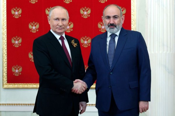 Zwischen dem armenischen Regierungschef Paschinjan und Kremlchef Putin herrscht ein distanziertes Verhältnis. (Archivbild) - © Vladimir Smirnov/Pool Sputnik Kremlin/AP/dpa
