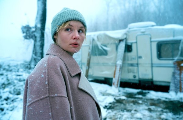 Lara (Rosalie Thomass) kehrt zurück in ihre Heimat. - © Guido Engels/WDR/dpa