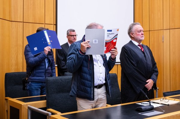 Der ehemalige Bürgermeister der Gemeinde Ostbevern im Kreis Warendorf, Wolfgang Annen (vorn, l), steht zu Beginn des Prozesses wegen Vorteilsannahme im Landgericht neben seinem Anwalt Martin Kramer. - © Guido Kirchner/dpa