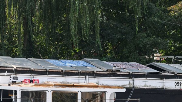 Bei einem Partyboot auf der Berliner Spree ist ein Metalldach eingestürzt. - © Jens Kalaene/dpa