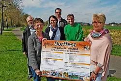 Kümmern sich ums Dorffest: (von links) Hans-Adolf Bokel, Tanja Tilleke, Sandra Richeton, Marco Strunk, Walter Knörrich und Gabi Budde mit dem großen Plakat fürs Fest. - © Gunther Held