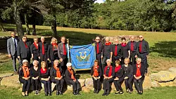 Harmonische Zusammenarbeit: Seit drei Jahren leitet Maik Friesen (links) den Gemischten Chor Leopoldstal, den er seitdem kontinuierlich weiterentwickelt hat. Die Aufnahme zeigt ihn mit 21 der aktuell 24 aktiven Sängerinnen und Sänger, es fehlen Lilo Linnemann, Gerlind Schomber und Friederike Otte. Das Ensemble hofft auf weitere Mitstreiter, um auch langfristig den eigenen hohen Ansprüchen gerecht werden zu können. - © privat