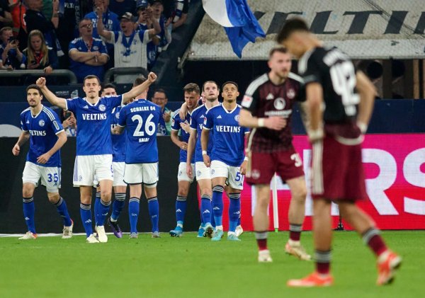 Schalkes Spieler jubeln über das 2:0 durch Paul Seguin. - © Bernd Thissen/dpa