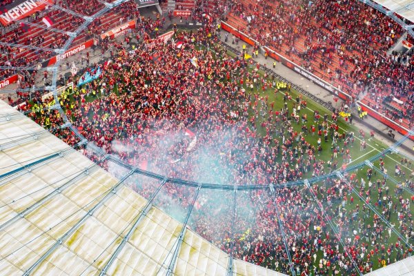 Fußball: Bundesliga, Bayer Leverkusen - Werder Bremen, 29. Spieltag, BayArena: Platzsturm nach dem Schlusspfiff in der BayArena, tausende Fans von Bayer Leverkusen stürmen nach dem 5:0-Sieg den Rasen und feiern die Deutsche Meisterschaft. - © Christoph Reichwein/dpa