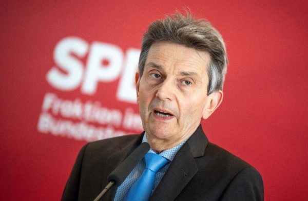 SPD-Fraktionschef Rolf Mützenich setzt sich für eine Kommission zur Corona-Aufarbeitung ein. - © Michael Kappeler/dpa