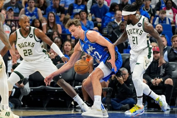 Franz Wagner (M) und die Orlando Magic haben die Playoffs erreicht. - © John Raoux/AP/dpa