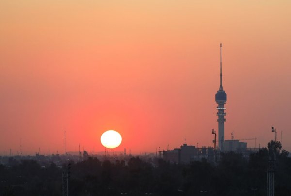 Die Sonne geht hinter der Skyline von Bagdad unter. - © Zhang Miao/XinHua/dpa