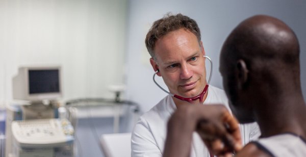 Packt selbst mit an: Dr. Patrick Dißmann, Chefarzt der zentralen Notaufnahme, ist bei den Flüchtlingsuntersuchungen ebenfalls zur Stelle, um seine Mitarbeiter zu entlasten. Jeder Neuankömmling, der in eine der lippischen Erstaufnahmeeinrichtungen kommt, wird auch medizinisch untersucht. - © Torben Gocke