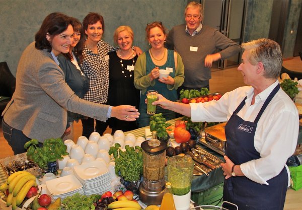 Vitaminbombe im Glas: Mit frischen Smoothies hat Sabine Kruhl (rechts) ihre Gäste beim Allergietag verwöhnt. Vitalzentrum-Leiterin Anke Zillmann, Kordula Döring, Heidi Schröder, Elke Saada, Birgit Hüllhorst und Ulrich Höhne (von links) sind ganz begeistert vom Gesundheitsdrink. - © Heidi Stork