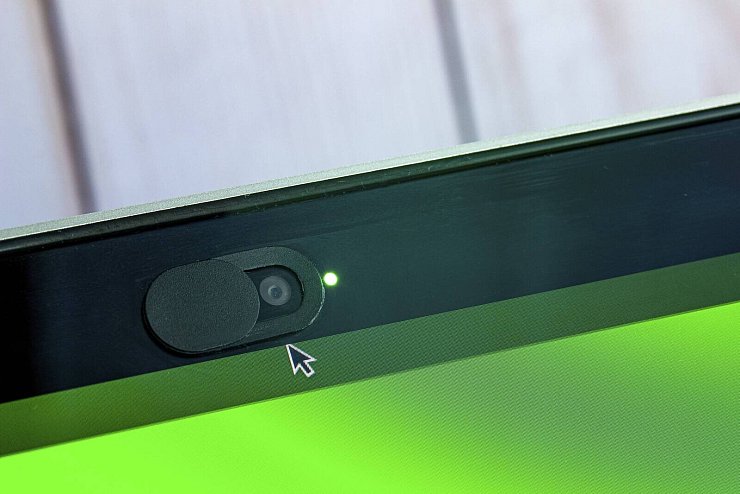 Einige Computer haben bereits eine Schiebevorrichtung, mit der sich die Webcam abdecken lässt. Man kann aber auch Aufstecker kaufen. - © IMAGO/imagebroker