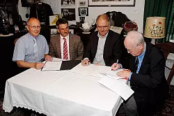 (von links) Hauptamtsleiter Frank Rayczik, B&uuml;rgermeister Ulrich Knorr sowie Heinz Kriete und Joachim Burchart. - &copy; Foto: Brinkmeier