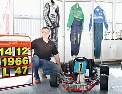 Das Geburtsdatum in der Startertafel: Thomas Kracht verf&uuml;gt neben seinem ersten Kart noch &uuml;ber viele Andenken. - &copy; Foto: Evers