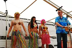 Fesche Truppe zeigt Haut: Die Mitglieder der Mobilen-Sch&uuml;tzen-Katastrophen-Kolonne (MSKK) rocken am Sch&uuml;tzenfestmontagmorgen das Festzelt &ndash; hier gerade als Hawaii-Girls. - &copy; Sch&uuml;tzen Oerlinghausen