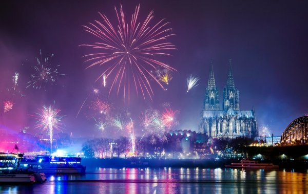 Feuerwerk - © Foto: Christophe Gateau/dpa