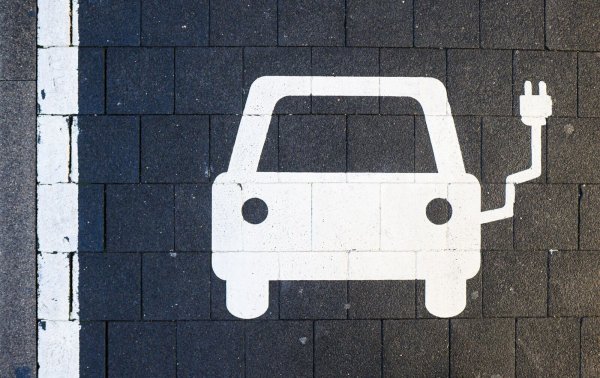Einen Parkplatz an einer Ladesäule für Elektroautos. - © Julian Stratenschulte/dpa/Symbolbild