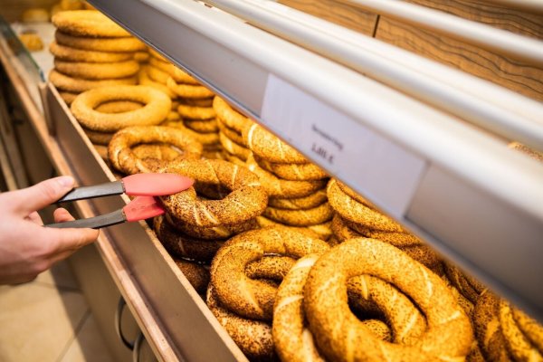 Die türkische Cevik-Bäckerei in Berlin-Wedding verkauft täglich 400 bis 500 Simits. - © Christoph Soeder/dpa