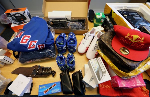 Auf einem Tisch beim Zoll liegt eine Auswahl beschlagnahmter Waren, die wegen Produktpiraterie aus dem Verkehr gezogen wurden. - © Bernd Wüstneck/dpa-Zentralbild/dpa