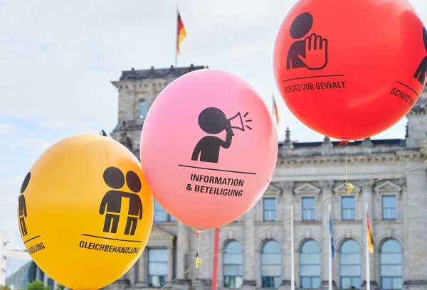 Ballons mit Botschaften: Kinderrechte werden von den UN in einer Konvention festgeschrieben. Ein kindgerechtes Internetangebot des Bundesfamilienministeriums mit dem Titel «Kinder-Ministerium» informiert unter anderem zu diesem Thema. - © Annette Riedl/dpa/dpa-tmn