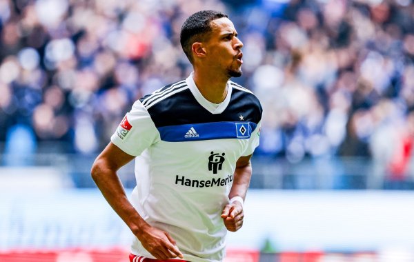Torjäger Robert Glatzel bleibt beim HSV. - © Axel Heimken/dpa