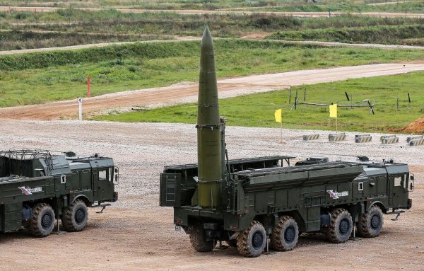 Eine «Iskander-M»-Rakete wird während einer Demonstration des Internationalen Militärtechnischen Forums «ARMY-2016» im «Patriot»-Park der russischen Streitkräfte auf den Abschuss vorbereitet. - © Sergei Ilnitsky/epa/dpa