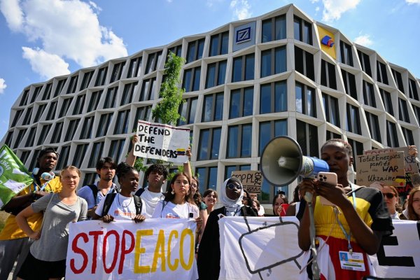 Patience Nabukalu, Klimaaktivistin aus Uganda, spricht in ein Megafon vor Greta Thunberg (hinten 2.v.l.) während einer Demonstration von Fridays for Future gegen eine geplante Öl-Pipeline in Ostafrika. - © Henning Kaiser/dpa/Archivbild