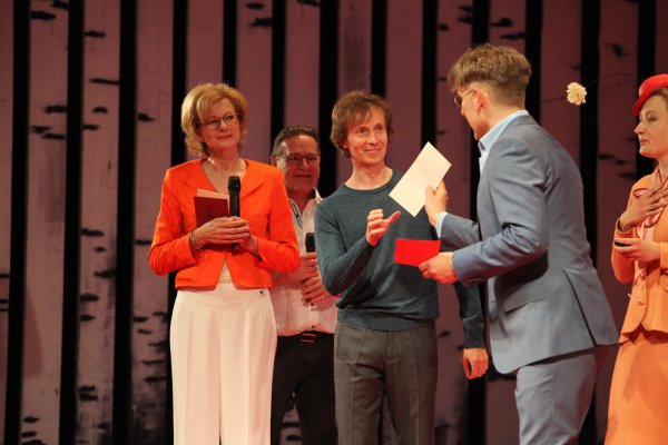 Theaterpreis-Verleihung 2017: Beate Schütz (Theaterfreunde), Ballettdirektor Richard Lowe, Gaëtan Chailly, Chefdramaturg Dr. Christian Katzschmann und Schauspielerin Stephanie Pardula (v.l.) - © Archivfoto: Vera Gerstendorf-Welle
