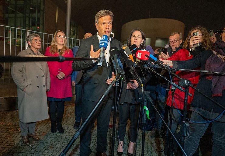 Robert Habeck (Bündnis 90/Die Grünen) spricht neben Annalena Baerbock (Bündnis90/Die Grünen) nach einem Krisentreffen des Koalitionsausschusses der Ampelkoalition. - © Michael Kappeler/dpa