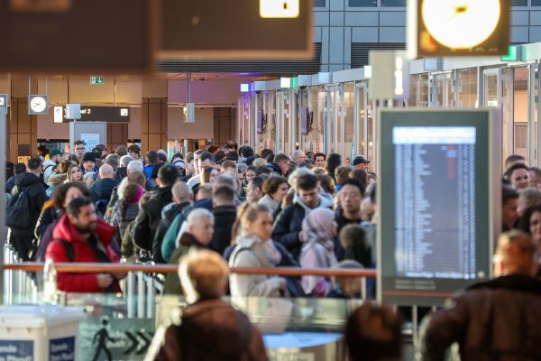 Verbraucher mussten im vergangenen Jahr bei Flugreisen viele Einschränkungen in Kauf nehmen - sie wandten sich oft an die Schlichtungsstelle Reise und Verkehr. (Archivbild) - © Bodo Marks/dpa