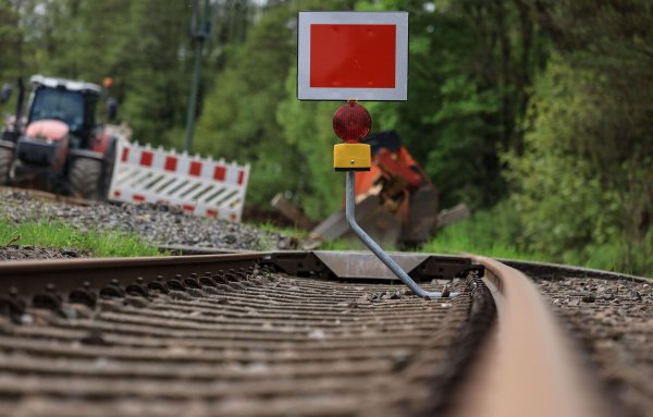 Die Bahnstrecke durch die Eifel wird elektrifiziert. Fast ein halbes Jahr lang wird am Teilstück zwischen Euskirchen und Nettersheim im Kreis Euskirchen gearbeitet. - © Oliver Berg/dpa