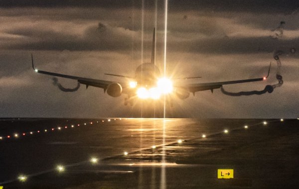 Landung während eines Sturms auf dem Flughafen Leeds Bradford. (Archivbild) - © Danny Lawson/PA Wire/dpa