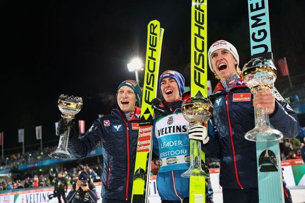 Siegertrio: Jan Hörl, Stefan Kraft und Daniel Tschofenig. - © Daniel Karmann/dpa