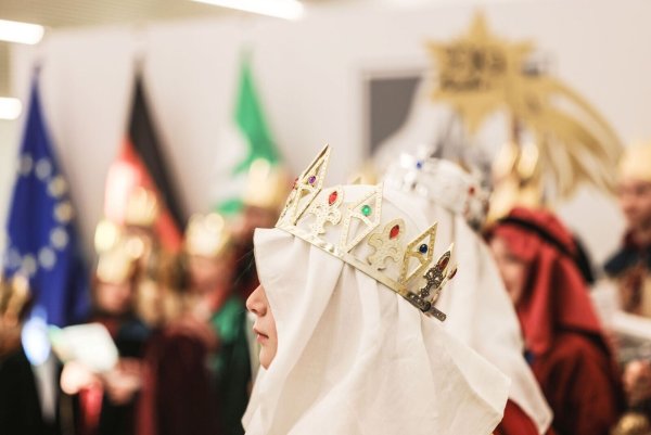Nordrhein-Westfalens Ministerpräsident Hendrik Wüst (CDU) lobt das Engagement der Sternsinger für die Kinder der Welt. (Archivbild) - © Oliver Berg/dpa