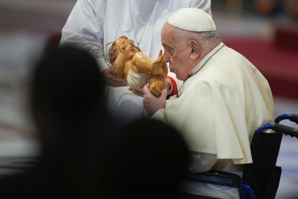 Papst Franziskus ernannte erstmals eine Frau zur Präfektin im Vatikan, die italienische Ordensschwester Simona Brambilla. - © Alessandra Tarantino/AP/dpa
