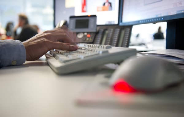 Viele Menschen in Deutschland geben auf der Arbeit nicht ihr Bestes, wie eine neue Studie zeugt. (Symbolbild) - © Daniel Naupold/dpa