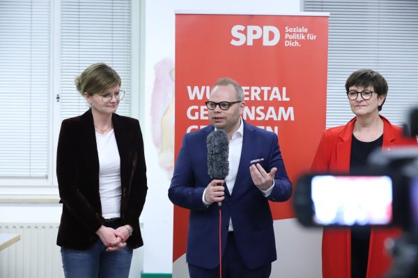 Drohungen als «Dauerbeschallung» - der SPD-Politiker Helge Lindh bei einem Pressestatement. - © Sascha Thelen/dpa
