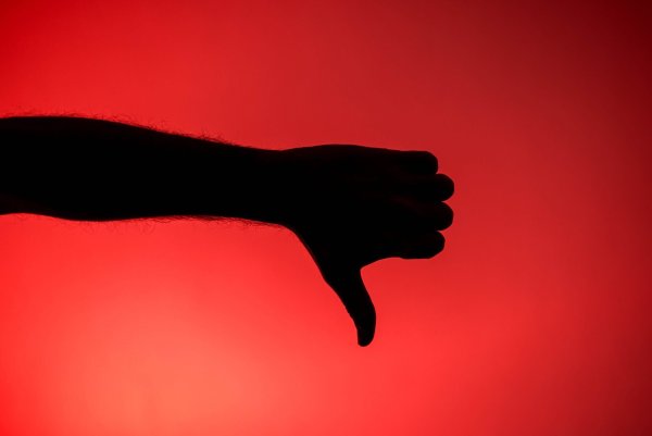 Der Mensch nimmt negative Informationen stärker wahr als positive. (Symbolbild) - © Sina Schuldt/dpa