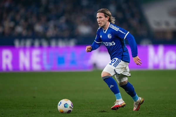 Bis Sommer wird Fußballer Lino Tempelmann von Schalke an Ligakonkurrenten Braunschweig verliehen. - © Marius Becker/dpa