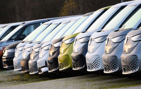 Die Nachfrage nach E-Autos ist im Jahr 2024 in Deutschland eingebrochen. (Archivbild) - © Julian Stratenschulte/dpa