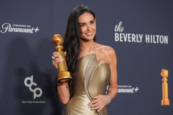 Mit 62 Jahren gewinnt Demi Moore ihren ersten Golden Globe. - © Chris Pizzello/Invision/AP/dpa