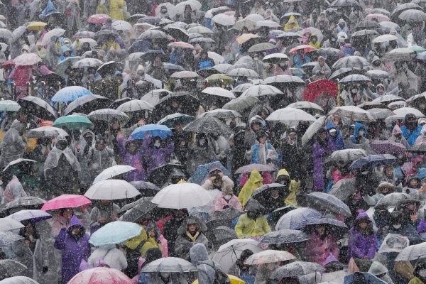Anhänger Yoons versammeln sich in der Nähe der Präsidentenresidenz in Seoul, um gegen seine Amtsenthebung zu protestieren. - © Ahn Young-joon/AP/dpa