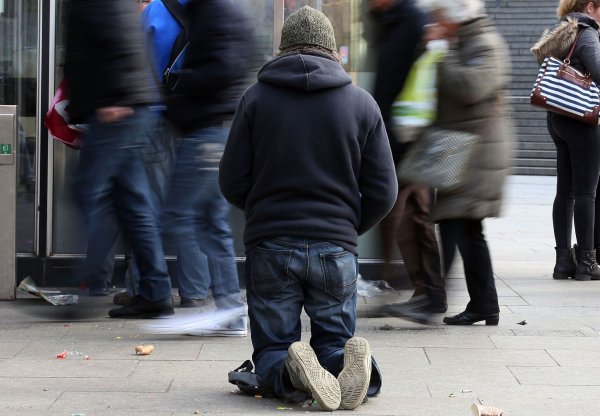 Der Deutsche Knigge-Rat empfiehlt, bettelnden Menschen freundlich und respektvoll zu begegnen. - © Oliver Berg/dpa/dpa-tmn